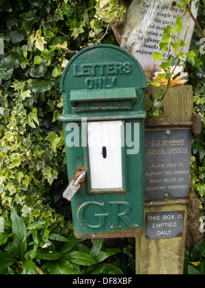 Royal Mail GR Postbox, utilizzato come una scatola di raccolta della Cornovaglia Fowey Foto Stock