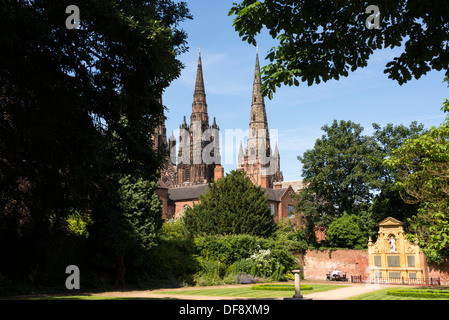 Cattedrale di Litchfield e il Giardino della Rimembranza, Lichfield, Staffordshire, Inghilterra. Foto Stock