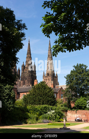 Cattedrale di Litchfield e il Giardino della Rimembranza, Lichfield, Staffordshire, Inghilterra. Foto Stock