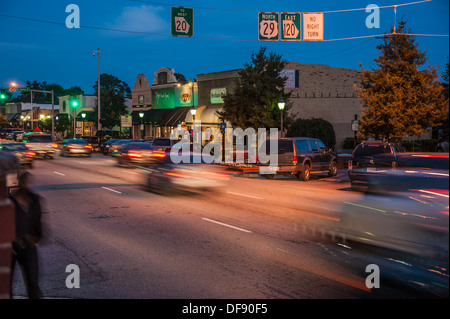 Attività serale intorno alla piazza della città di Lawrenceville, Georgia, alla periferia di Atlanta. (USA) Foto Stock