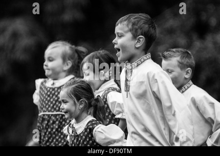 I bambini del gruppo folk di ballo e canto Foto Stock