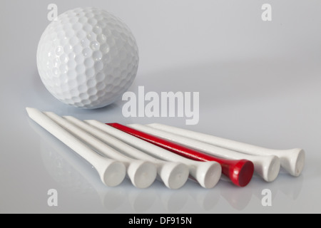 Diverse attrezzature da golf sul tavolo di vetro Foto Stock