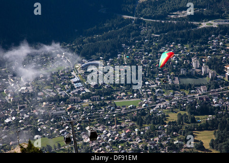 Parapendio su Chamonix, sulle Alpi francesi Foto Stock