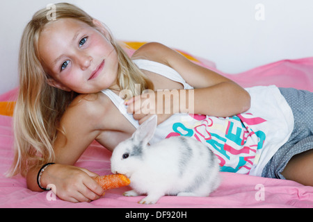 Bambino con sottoprodotti di origine animale Foto Stock