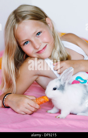 Bambino con sottoprodotti di origine animale Foto Stock