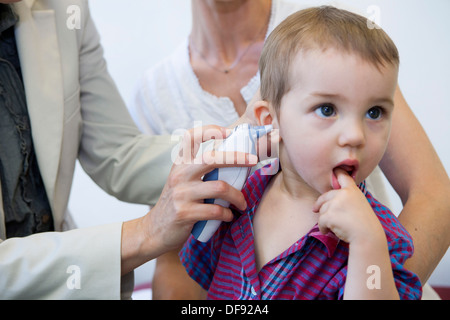 Temperatura, bambino Foto Stock