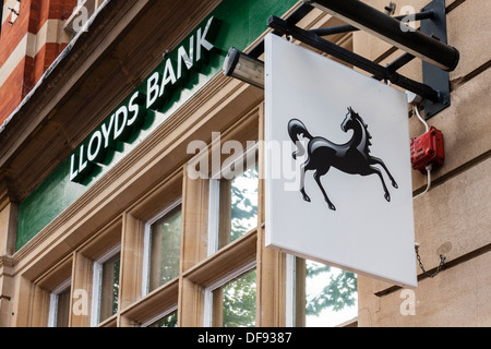 Segno del cavallino rampante cavallo nero sopra la Lloyds Bank. Foto Stock
