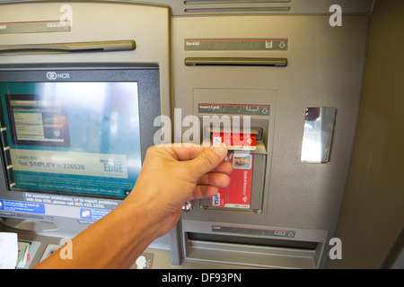 Inserimento di una carta di debito in Bank of America ATM - USA Foto Stock