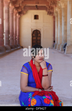 Giovane donna al Forte Amber inJaipur, Rajasthan,l'India Foto Stock