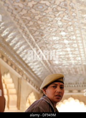 Femmina guardia di sicurezza presso il palazzo di specchi, Ambra Fort, Jaipur, Rajasthan, India, Asia Foto Stock