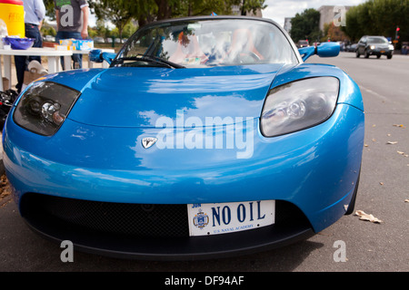 La Tesla Roadster elettrica auto con 'N' OLIO targa - USA Foto Stock