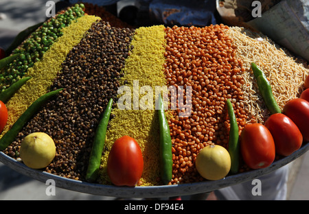 Grande ciotola con colorate di alimenti e spezie in Jaipur, Rajasthan,l'India Foto Stock