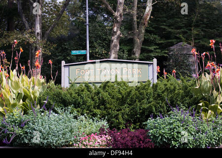 New York City USA 29 Sett 2013. Festa medievale a Fort Tryon Park. Entrata al Fort Tryon Park nell'Inwood quartiere di New York City. Credito: Anthony Pleva/Alamy Live News Foto Stock