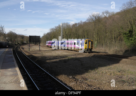 Un treno passeggeri di classe 158 della Northern Rail che passa dalla stazione di Dore a Sheffield, Inghilterra Foto Stock