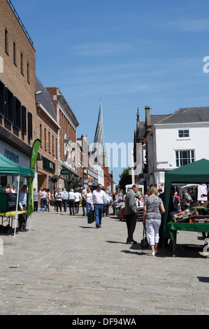 Mercato di Chesterfield in una giornata estiva nella piazza del mercato delle città Derbyshire Inghilterra Regno Unito Foto Stock