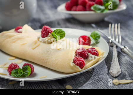 Frittelle di lampone spolverato con zucchero a velo Foto Stock