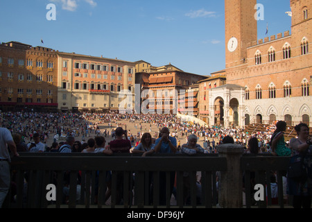 Il campo (Medieval Town Square] che mostra la Torre del Mangia a Siena, Toscana, Italia Foto Stock