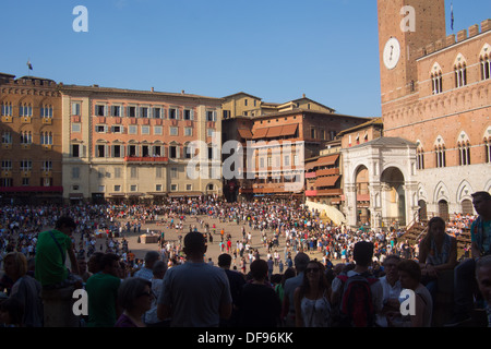 Il campo (Medieval Town Square] che mostra la Torre del Mangia a Siena, Toscana, Italia Foto Stock