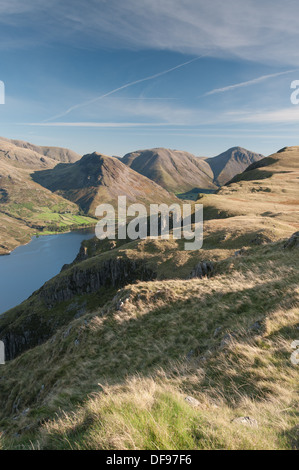 Vista da Whin Rigg attraverso la parte superiore di Wasdale ghiaioni verso Kirk cadde, Yewbarrow, grande timpano e testa Illgill Foto Stock