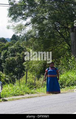 Ngäbe ragazza camminare sulla strada per il suo abito tradizionale. Foto Stock