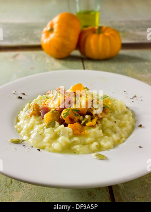 Arrosto di zucca e pancetta sul risotto allo zafferano Foto Stock