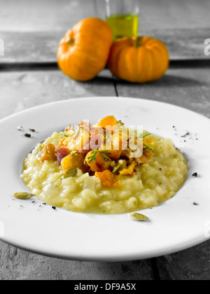 Arrosto di zucca e pancetta sul risotto allo zafferano Foto Stock