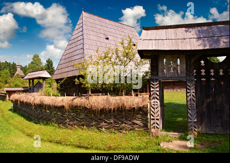 Xix secolo tradizionale casa di campagna, gate & chiesa in legno della valle di Iza, il museo del villaggio vicino Sighlet, Maramures, Norther Foto Stock