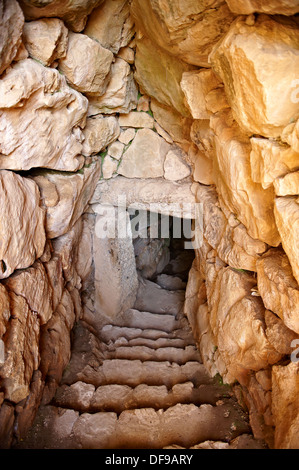 Ingresso per l'acqua di cisterne Micene Patrimonio Mondiale UNESCO sito archeologico, Peloponneso, Grecia Foto Stock