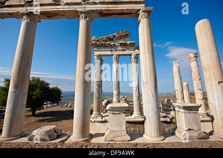 Pilastri del Greco - Tempio Romano di Traiano, Pergamon (Bergama) Sito Archeologico, Turchia Foto Stock