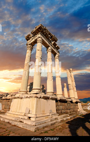 Pilastri del Greco - Tempio Romano di Traiano, Pergamon (Bergama) Sito Archeologico, Turchia Foto Stock