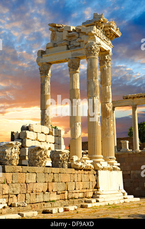 Pilastri del Greco - Tempio Romano di Traiano, Pergamon (Bergama) Sito Archeologico, Turchia Foto Stock