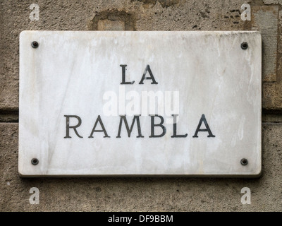 BARCELLONA, SPAGNA - 11 SETTEMBRE 2013: Cartello stradale per la Rambla a Barcellona, Spagna Foto Stock