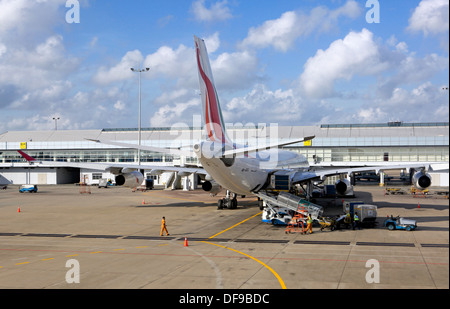 Aereo Jet su asfalto all'aeroporto di Phuket Foto Stock