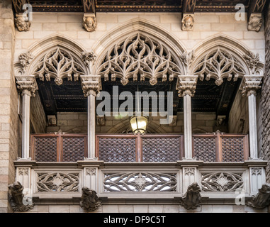 BARCELLONA, SPAGNA - 12 SETTEMBRE 2013: Primo piano del Ponte del Vescovo (designer Joan Rubió i Bellver) in via Carrer del Bispe Foto Stock