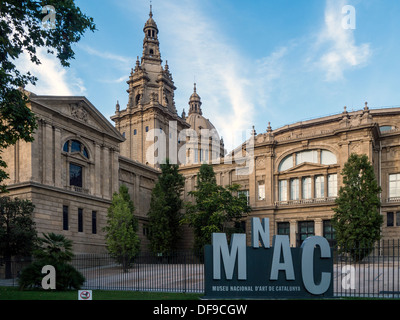 BARCELLONA, SPAGNA - 12 SETTEMBRE 2013: Museu Nacional d'Art de Catalunya nella zona di Montjuic con segno Foto Stock