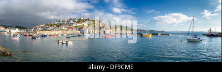 Aria di tempesta su Mevagissey un storico porto di pesca in Cornovaglia Foto Stock