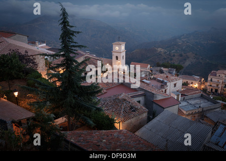 Il villaggio sulla collina di Bova al crepuscolo, Calabria Foto Stock