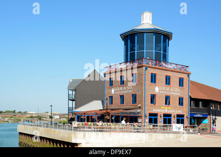 Accanto al fiume Arun a Littlehampton nel West Sussex sulla costa sud dell'Inghilterra. Foto Stock