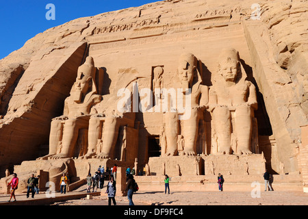 I turisti nella parte anteriore del Grande Tempio di Ramesse II ad Abu Simbel Egitto superiore Foto Stock