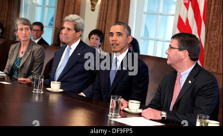 Washington DC, Stati Uniti d'America . Il 30 settembre, 2013. Il Presidente degli Stati Uniti Barack Obama presiede una riunione del gabinetto per discutere del possibile arresto del governo alla Casa Bianca a Washington DC, lunedì, 30 settembre 2013. Con Obama sono il Segretario degli Interni Sally Jewell (sinistra), con il Segretario di Stato John Kerry (seconda a sinistra), e Vice Segretario della Difesa Ashton Carter. Credito: Chris Kleponis / Pool via CNP © dpa picture alliance/Alamy Live News Foto Stock