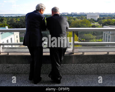 Il Segretario di Stato americano John Kerry e il Primo Ministro israeliano Benjamin Netanyahu sul balcone presso il Dipartimento di Stato a guardare il Lincoln Memorial nella loro riunione di settembre 30, 2013 a Washington, DC. Foto Stock