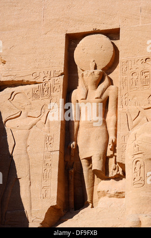 Hawk-Ra-Harakhte con testa in nicchia sopra l'ingresso - Grande Tempio di Ramesse II ad Abu Simbel Egitto superiore Foto Stock