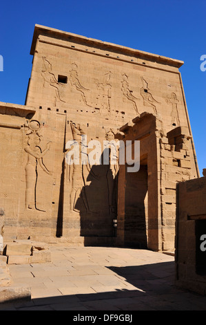 Primo pilone del Tempio di Iside con gate di Tolomeo II sulla destra - isola di Philae, Aswan, Alto Egitto Foto Stock