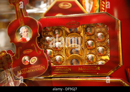 Negozio di souvenir con Mozartkugeln, Mozart sfere di cioccolato, Vienna, Austria, Europa Foto Stock