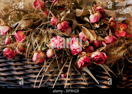 Essiccato Red Rose in un cesto di vimini. Foto Stock