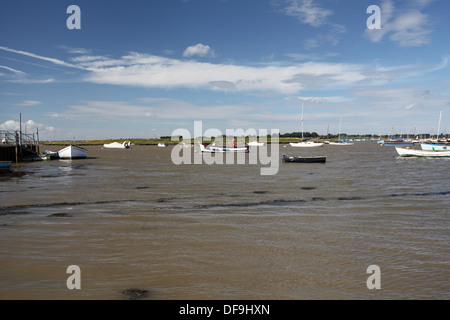 Barche sul fiume di marea Alde a Slaughden vicino a Aldeburgh, Suffolk Foto Stock