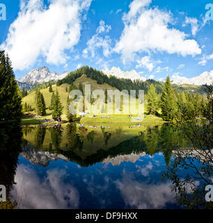 Piccolo lago alpino al Dachstein montagne in Filzmoos - Austria Foto Stock