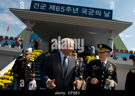 Il Segretario alla difesa degli Stati Uniti Chuck Hagel con presidente del Joint Chiefs generale Martin Dempsey dopo un ROK Forze Armate Parade Ottobre 1, 2013 a Seul, Repubblica di Corea. La parata militare commemora l'anniversario della Rok-STATI UNITI Alliance. Foto Stock