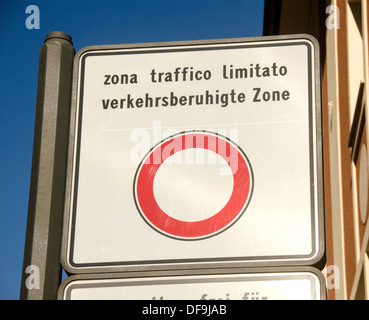 Traffico bilingue segno (italiano - tedesco), ridotta area di traffico, Bolzano, Alto Adige, Trentino Provincia, Italia, Europa Foto Stock