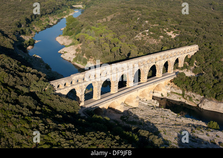 VISTA AEREA. Ponte acquedotto romano sul fiume Gard (noto anche come Gardon). Sulla lista del patrimonio mondiale dell'UNESCO. Pont du Gard, Occitanie, Francia. Foto Stock